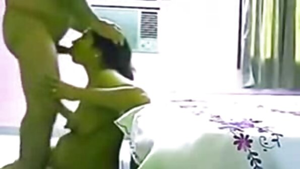 ສອງ sexy ladies ກັບຜູ້ຊາຍຫນຸ່ມໃນ threesome, fucking