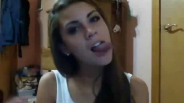 A bimbo ທີ່ມີ tits ໃຫຍ່ແມ່ນໄດ້ຮັບການ fucked anally ໂດຍ lover ຂອງນາງ