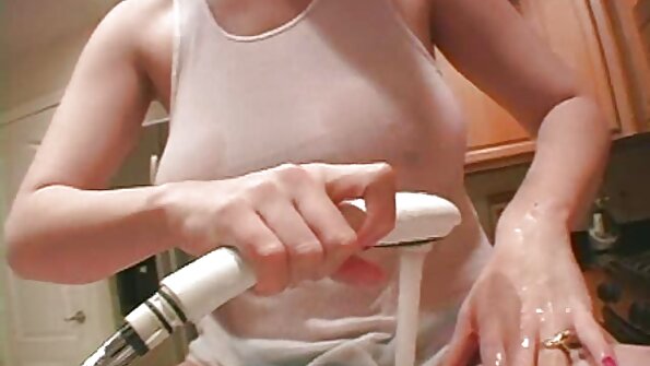 A bitch ຮ້ອນທີ່ມີຄູ່ງາມຂອງ tits ກໍາລັງກິນມັນຢູ່ໃນກົ້ນຮ້ອນຂອງນາງ